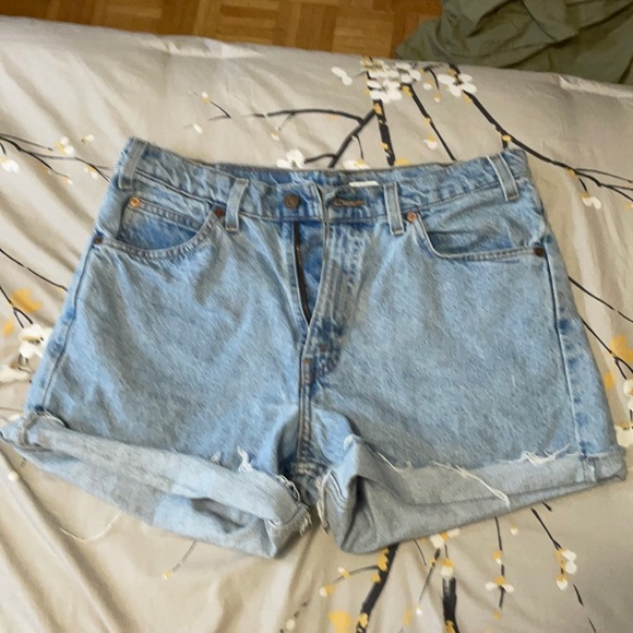 VINTAGE LEVI’S DENIM MOM SHORTS. - Picture 1 of 5